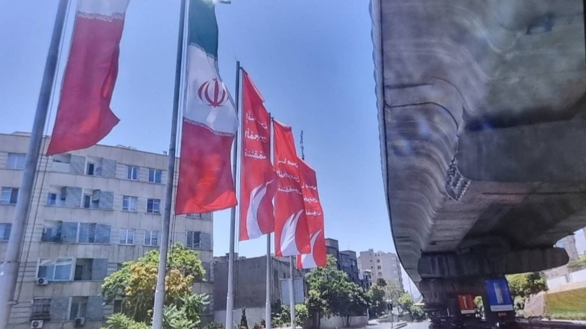 نصب پرچم‌های ذوالفقار در بزرگراه‌های منطقه یک