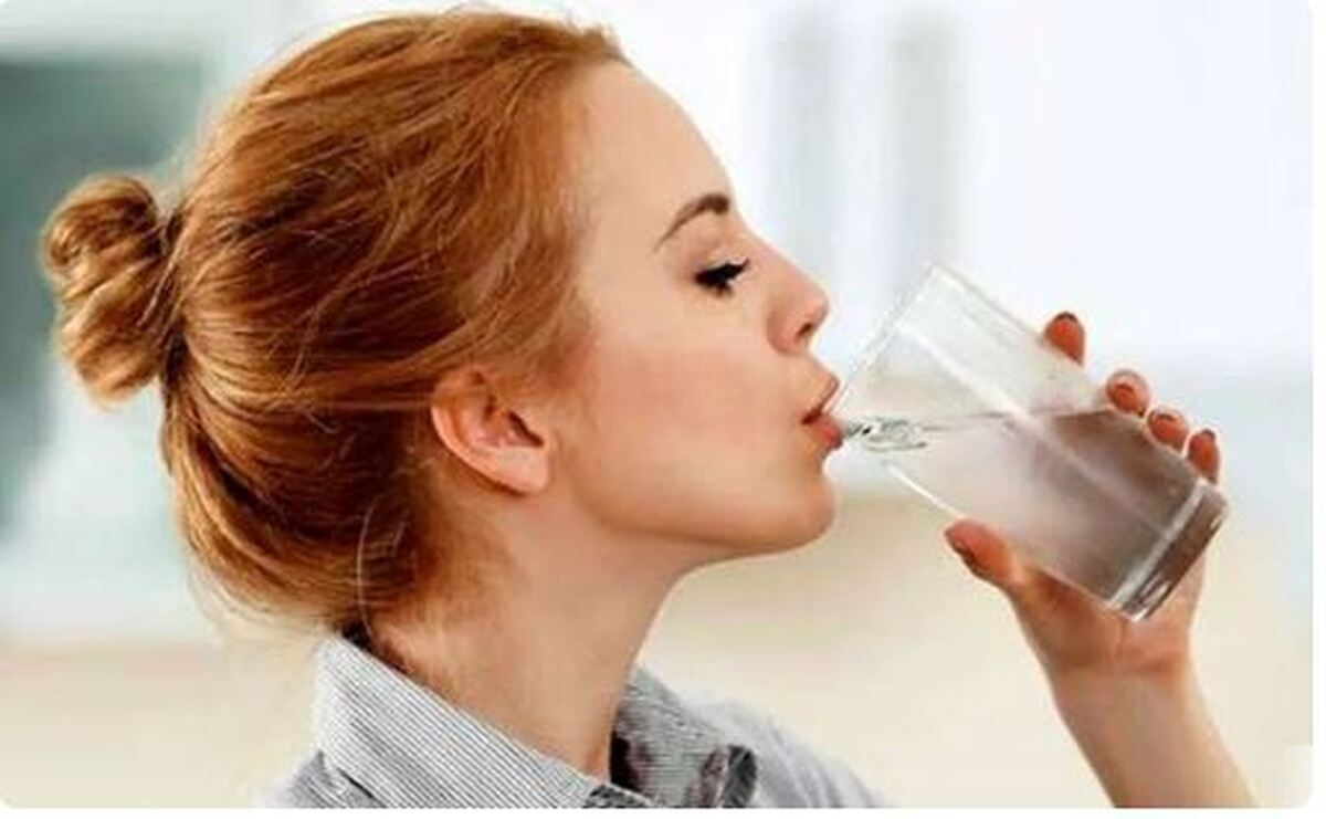 چرا نباید آب را یکدفعه سر کشید؟