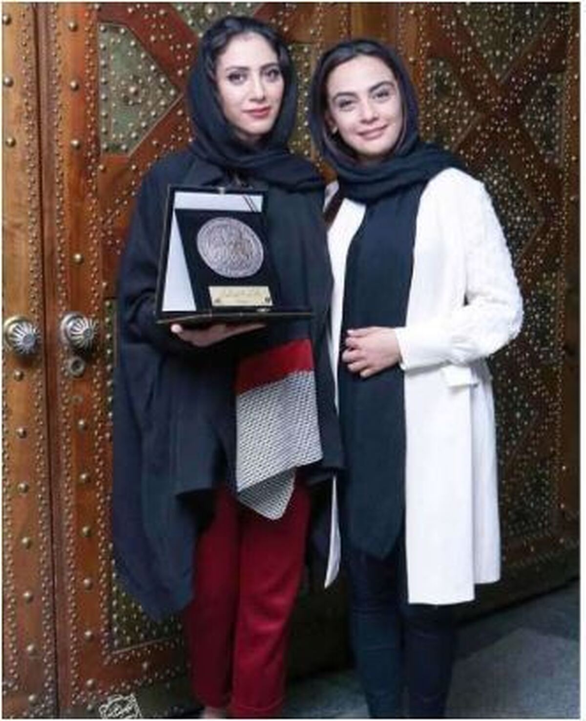 غم انگیز‌ترین تصویر ثبت شده از مونا فرجاد در حال اشک و زاری هوادارانش را به فکر فرو برد+عکس