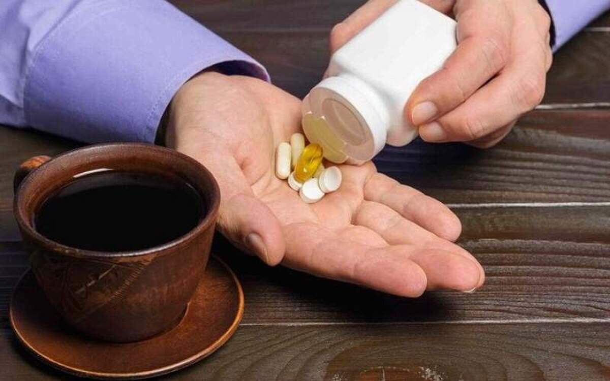 نوشیدن قهوه یا چای در حین مصرف دارو چه پیامد‌هایی دارد؟
