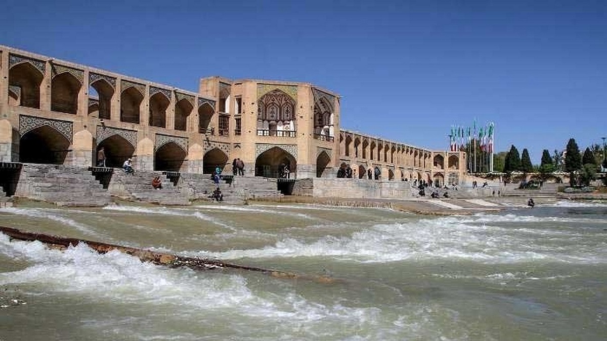 بازگشایی زاینده رود در تابستان برای آبیاری درختان شرق اصفهان ضروری است