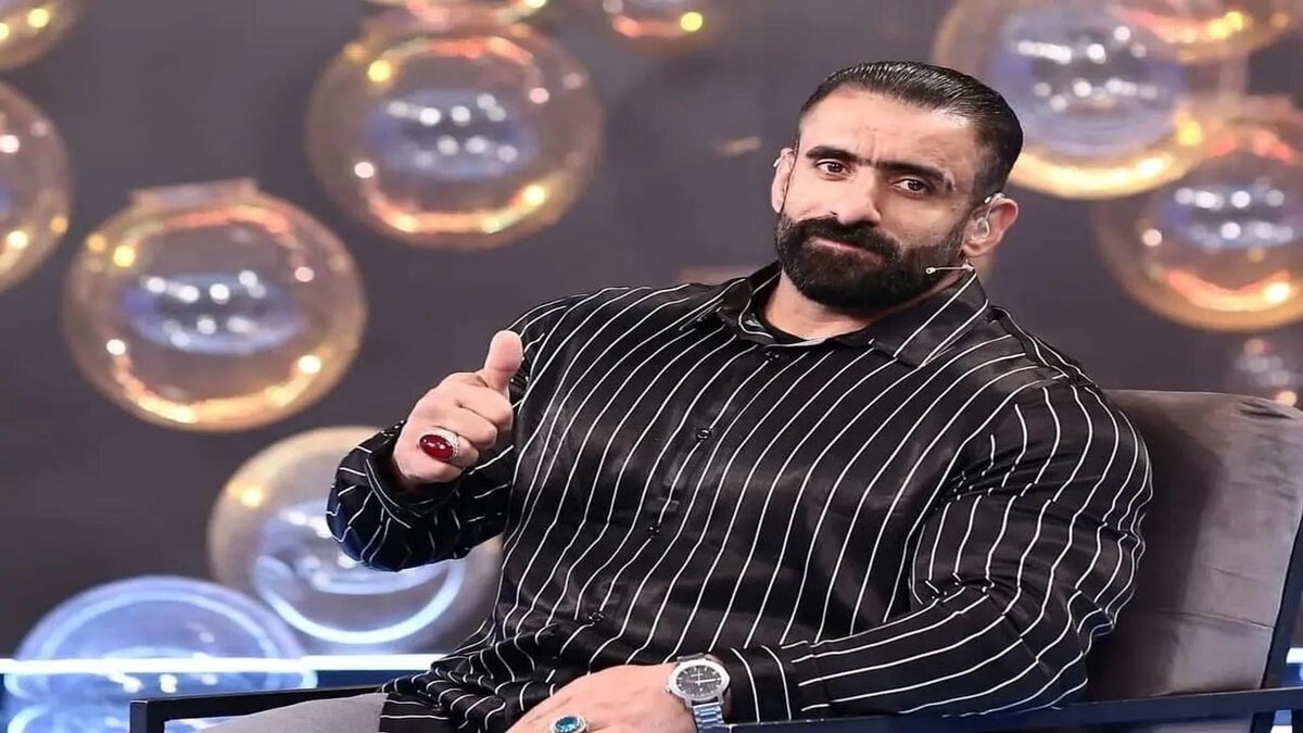 حمله هادی چوپان به برنده نخل طلای کن