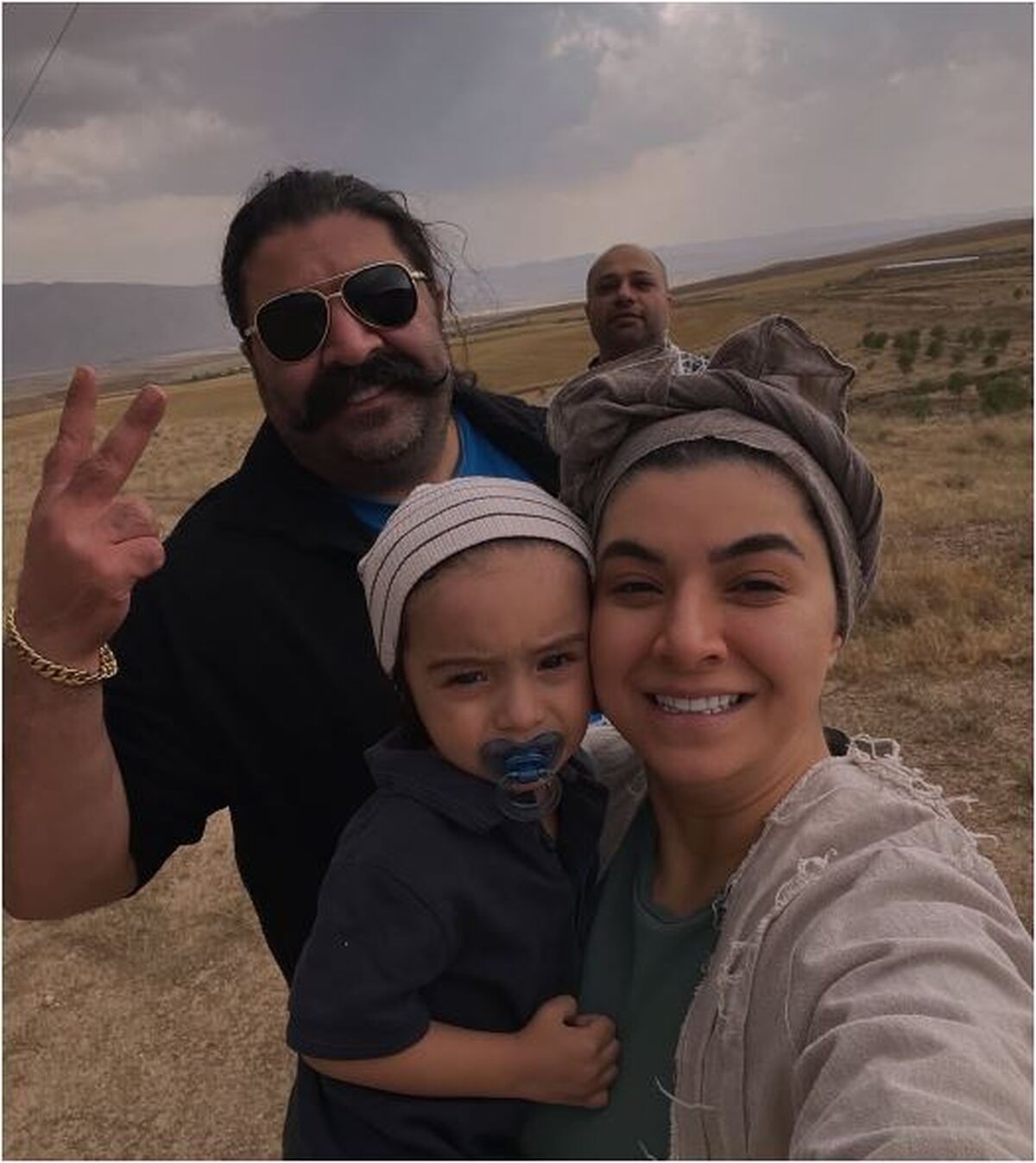 سلفی جدید از خواننده سبیل قشنگ کنار خانواده اش را از دست ندهید