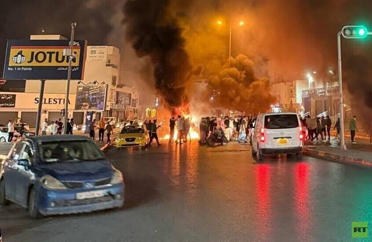 لیبی: معترضان جاده‌های حیاتی در طرابلس و زاویه را مسدود کرده و خواستار سرنگونی نهاد‌های سیاسی شدند