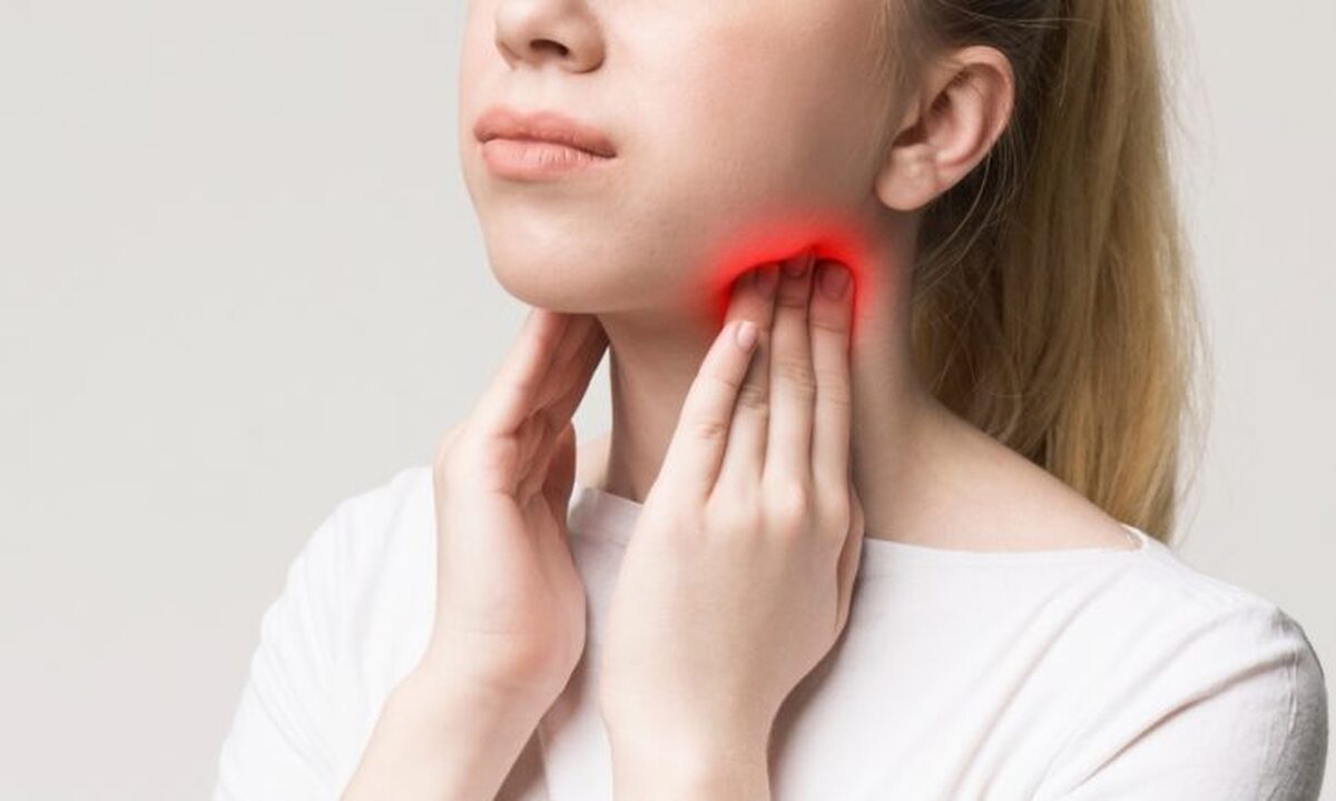 تفاوت‌های اصلی بین التهاب لوزه معمولی و التهاب لوزه ناشی از کووید-۱۹ چیست؟