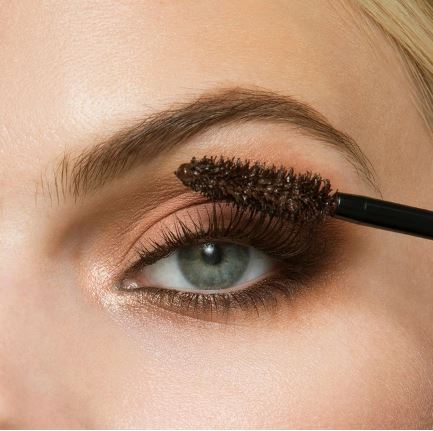 کدام رنگ ریمل برای چشم‌های شما مناسب‌تر است؟ +راهنما