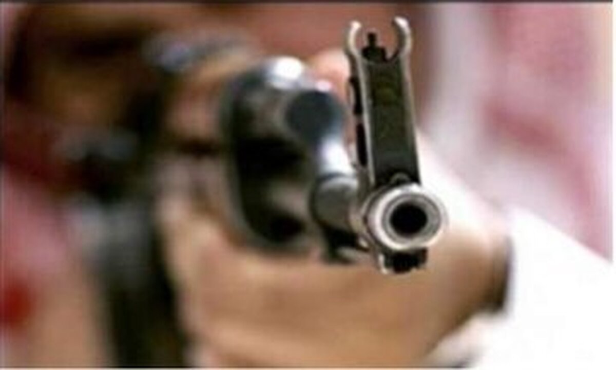 زمین گیر شدن فرد ضارب که از پشت بام اقدام به تیراندازی به سمت رهگذران کرده بود