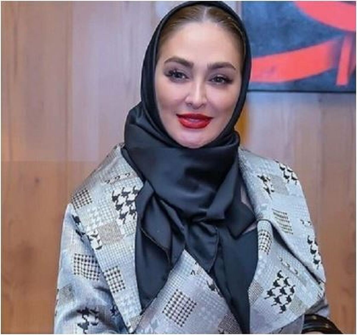 استایل جدید الهام حمیدی با مانتو مزونی خاص و طراحی شده اش