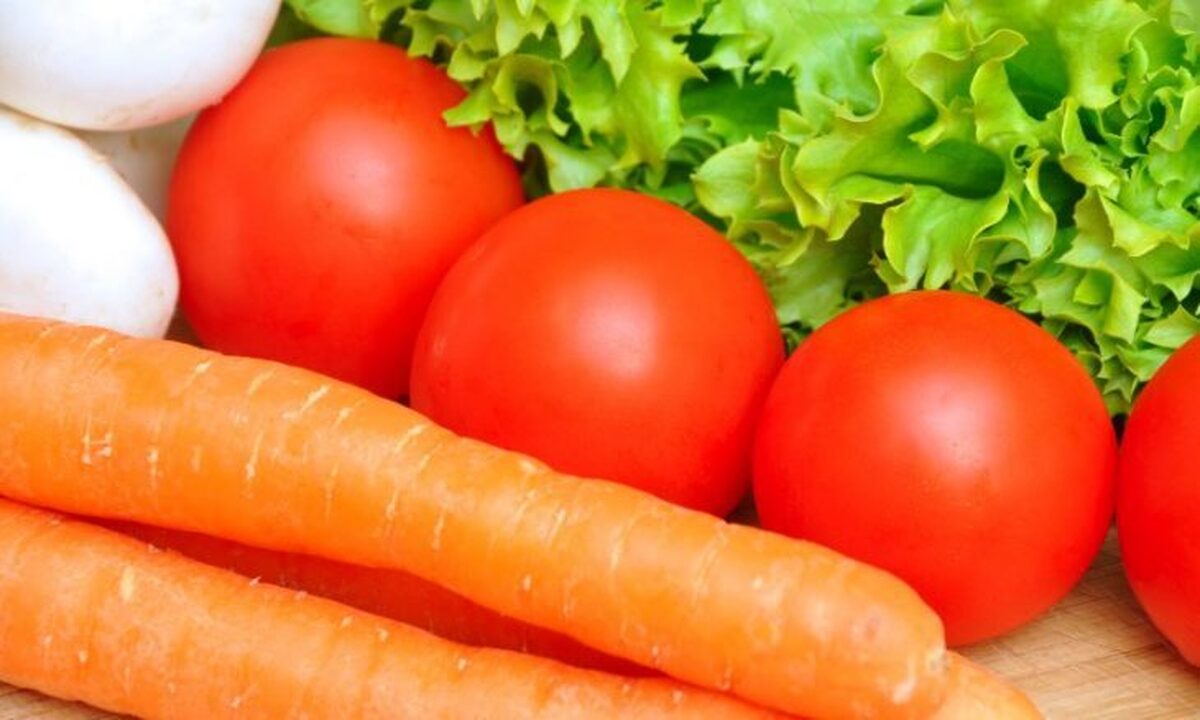 متخصصان تغذیه: گوجه فرنگی و هویج برای افراد سیگاری خطرناک هستند