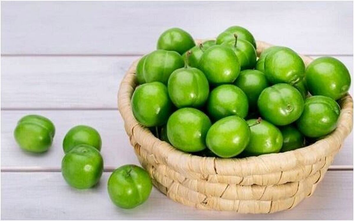 نگاهی به عوارض مصرف زیاد گوجه سبز