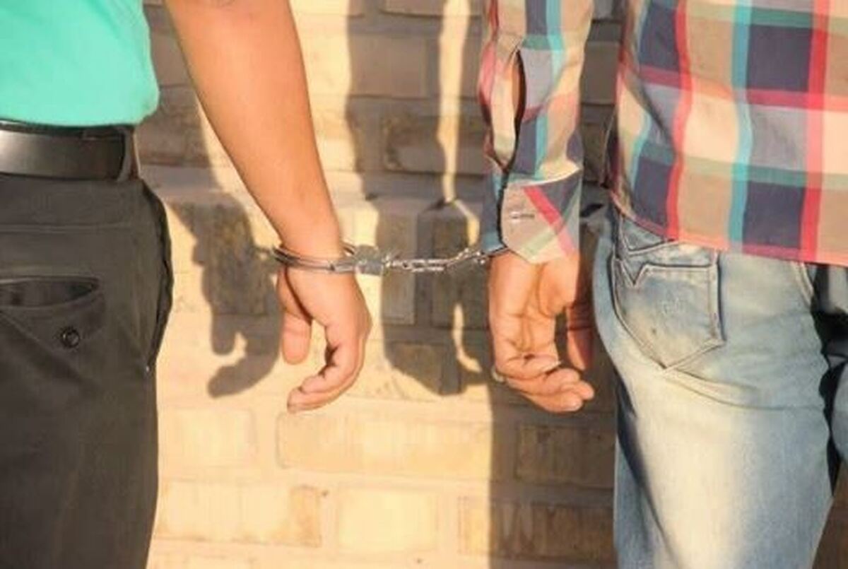مچ دو سارق در حین ارتکاب جرم گرفته شد