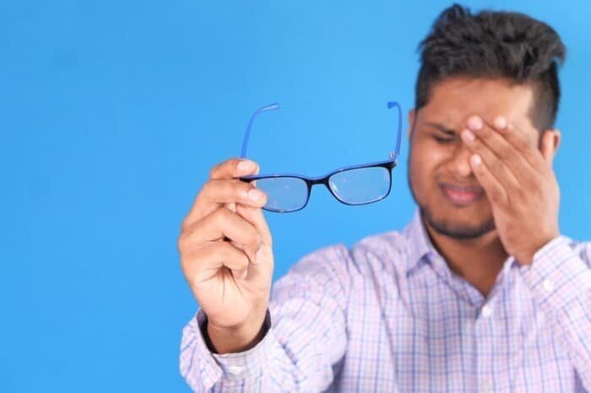 آموزش تمیز کردن اصولی عینک بدون افتادن خط و خش روی شیشه‌ها