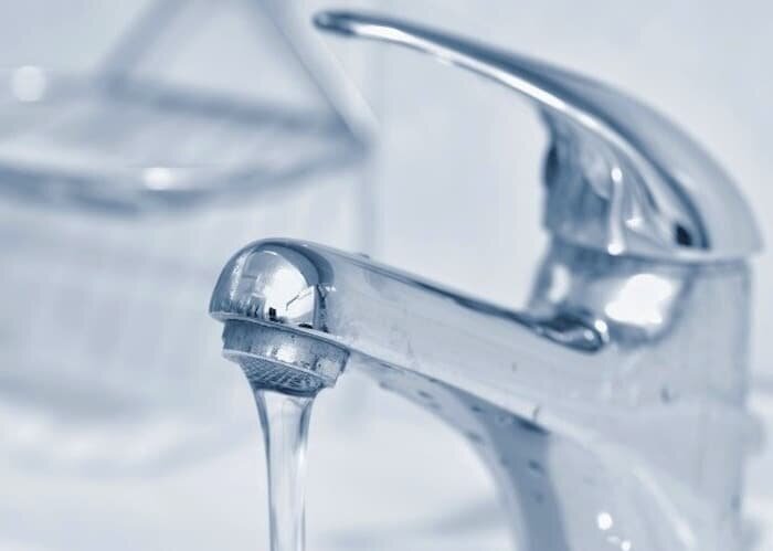 آموزش تمیز کردن اصولی عینک بدون افتادن خط و خش روی شیشه‌ها