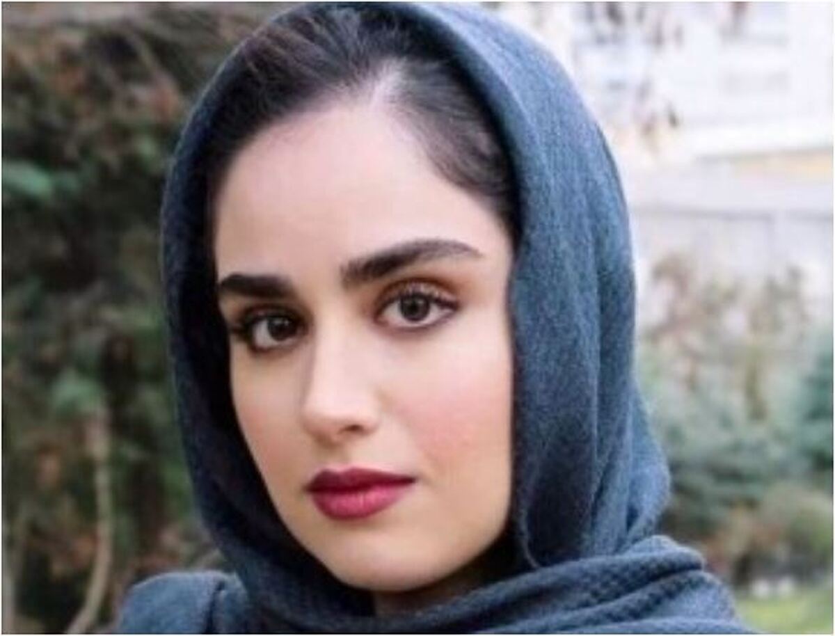تصویر شکار شده از هانیه غلامی در حال هم زدن دیگ نذری در ایام محرم