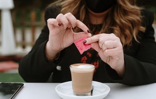 به قهوه تان نمک اضافه کنید تا طعم آن شما را سورپرایز کند!