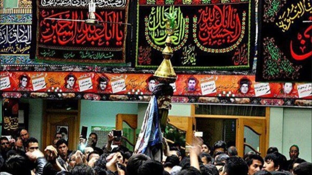 مراسم علم کشی برگزار شد؛ مهاجرین در عزای حسینی