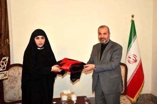 پرچم حرم مطهر اباعبدالله الحسین «ع»، هدیه از از دولت عراق به «سحر امامی»!