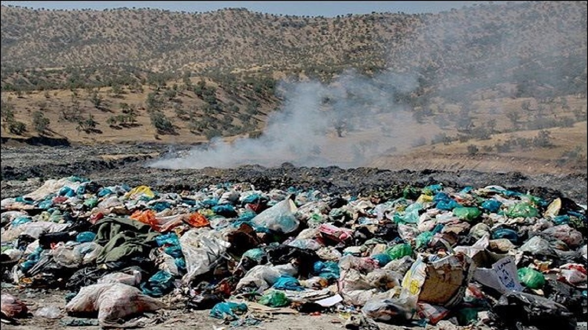 گرمای هوا باعث آتش سوزی در گود زباله یزد شد