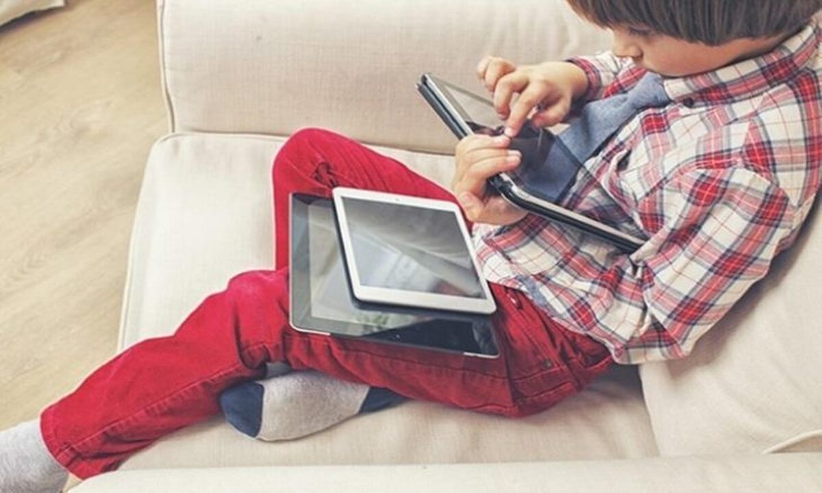 چگونه با آرامش کودک خود را از صفحه نمایش‌های الکترونیکی دور کنیم؟