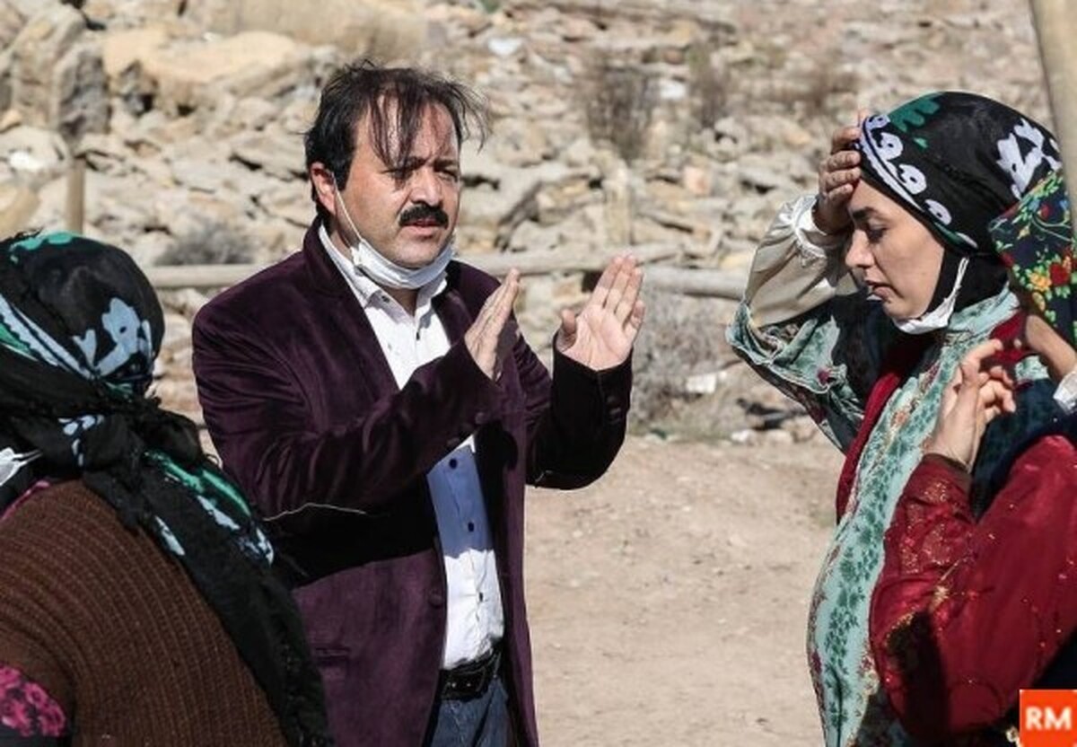 تصویر دیدنی از بازیگر سریال نون در حال هم زدن دیگ نذری