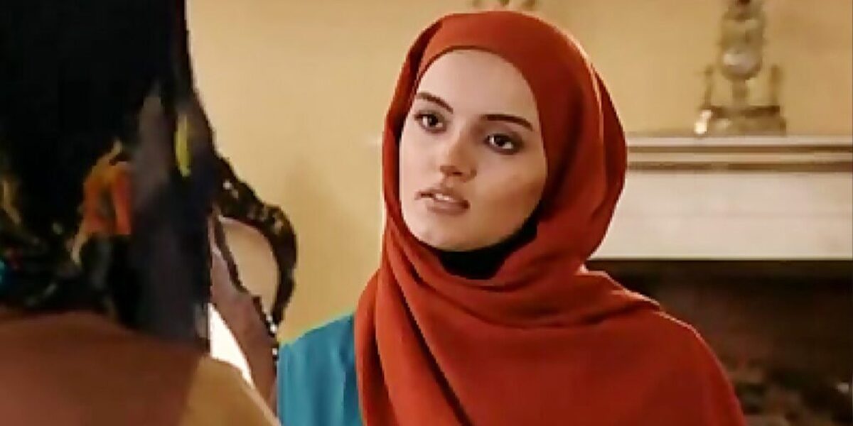 عکس آتلیه‌ای نیلوفر پارسا با یک تیپ سر تا پا مشکی