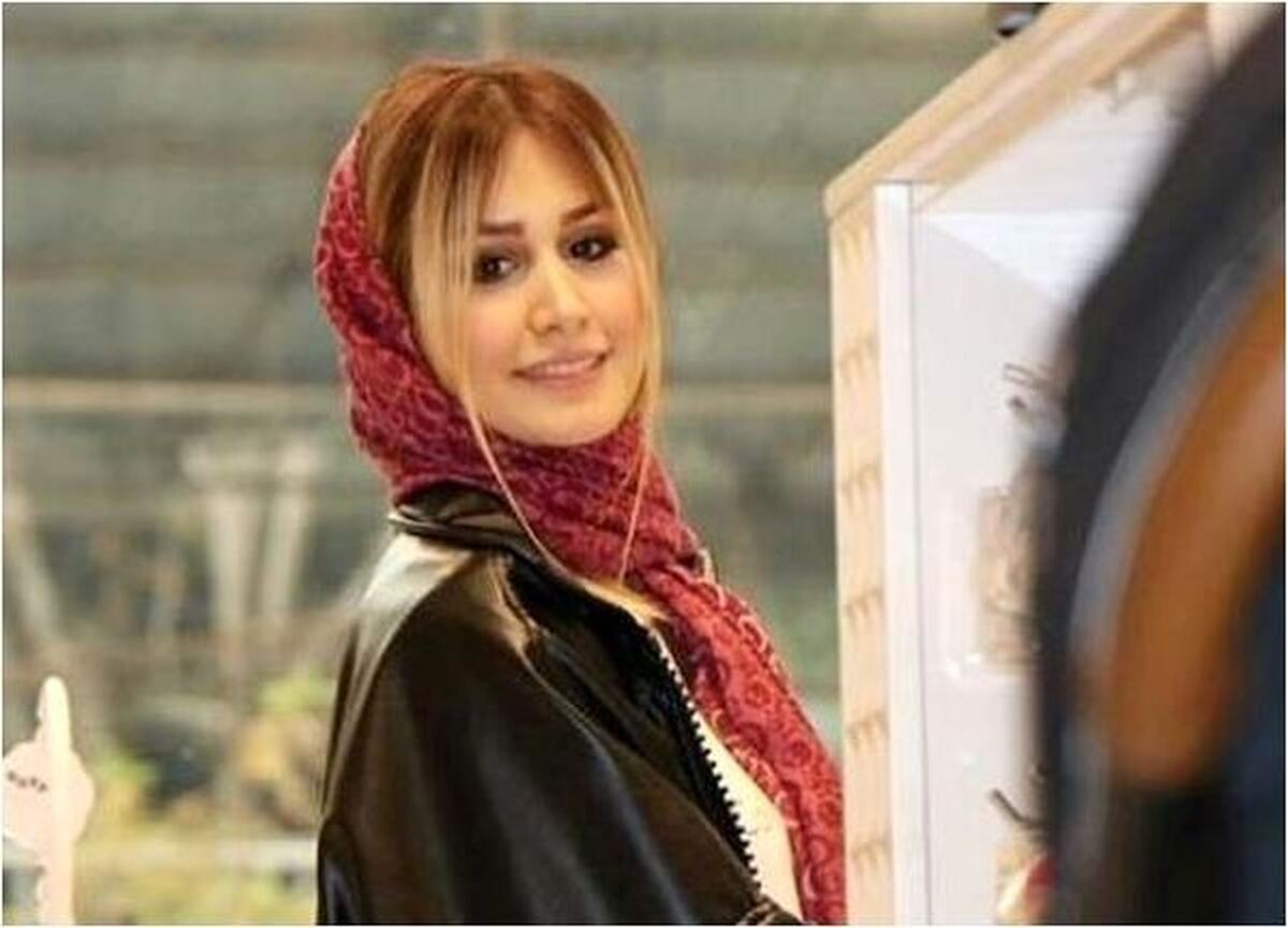 فیگور «مثلا حواسم نیست» سپیده بزمی پور در یک کافه شیک را از دست ندهید! +عکس