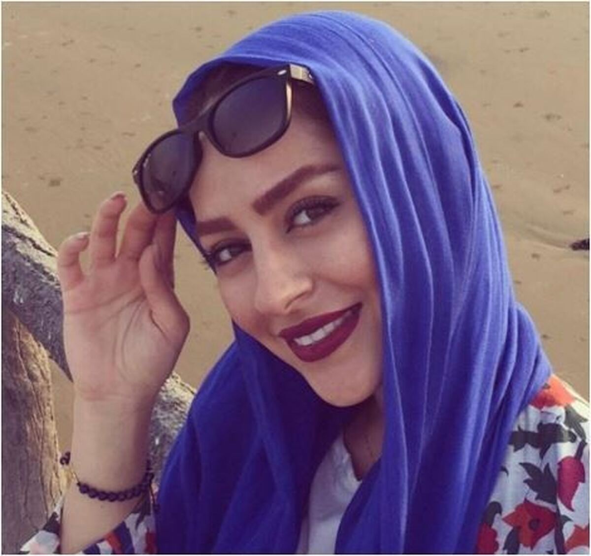 فیگور جذاب سمانه پاکدل با مو‌های پریشانش در یک کافه خلوت دیدن دارد!