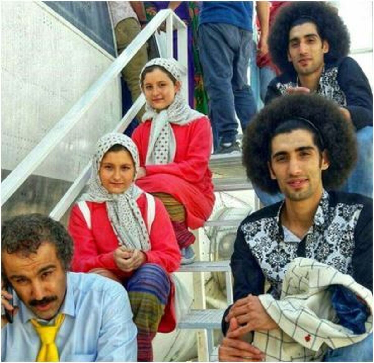 فیگور‌ها و استایل‌های جذاب دوقلو‌های مو قشنگ سریال پایتخت در یک لوکیشن خاص