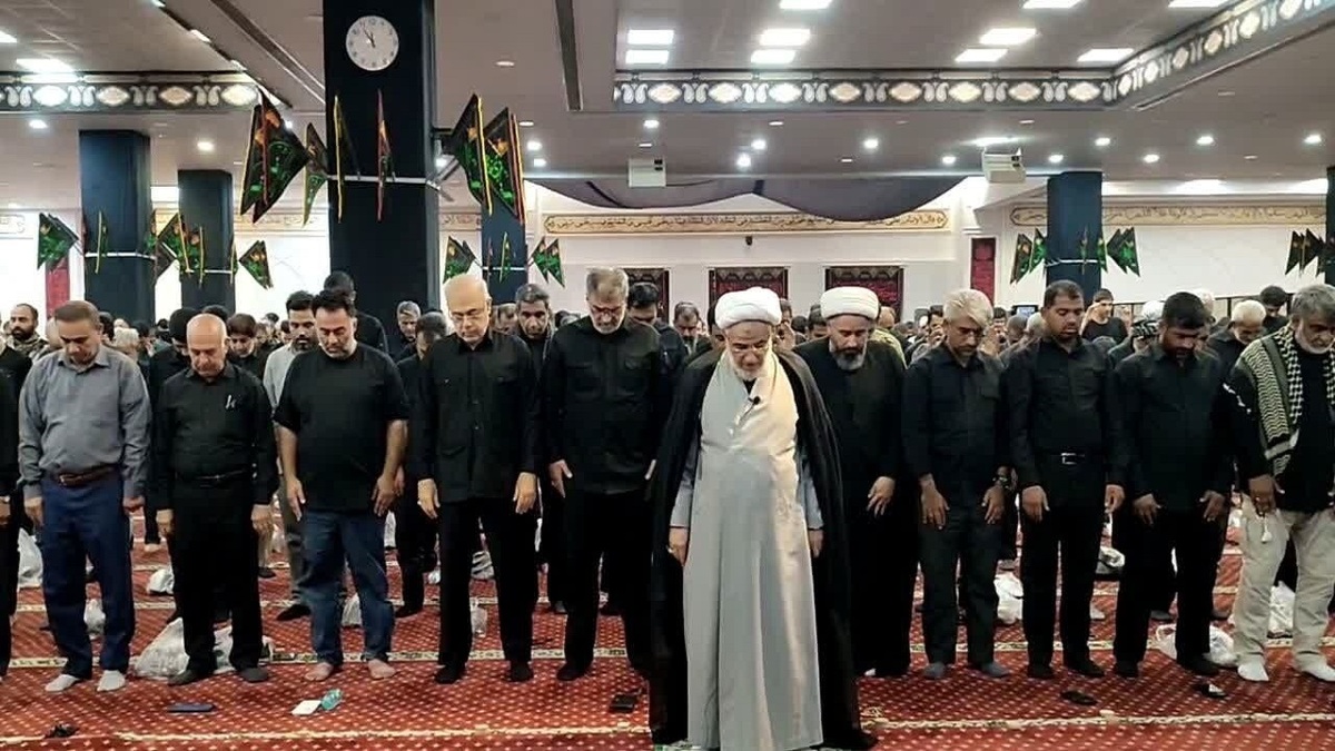 اقامه نماز ظهر عاشورا با حضور گسترده عزاداران حسینی در هرمزگان