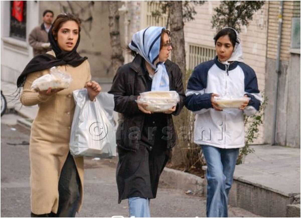 تصویری قدیمی مربوط به دهه ۸۰ از دختران جوان با نذری!