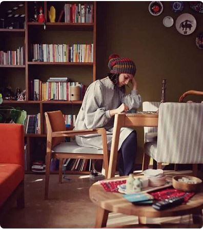 دنج‌ترین گوشه منزل مهسا حجازی با کلی کتاب! +عکس