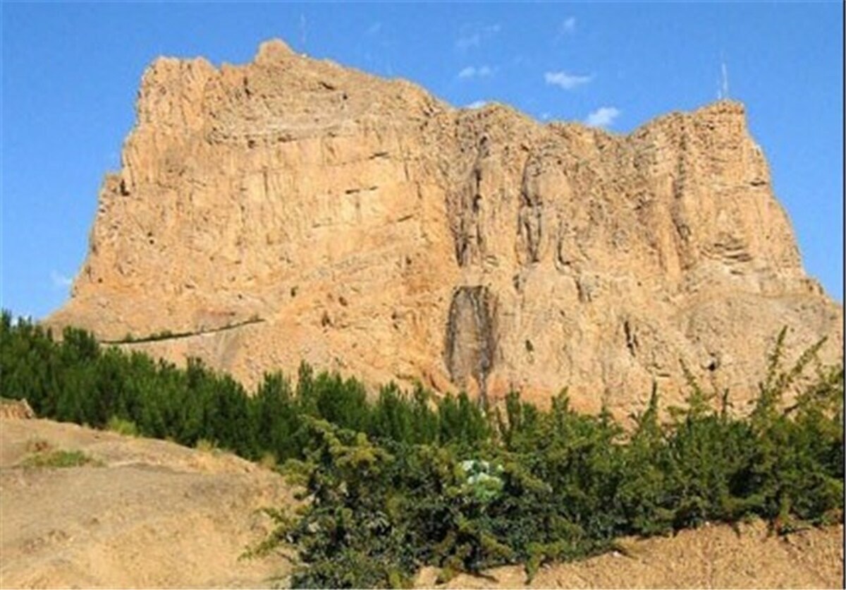 نجات مرد ۵۹ ساله گرفتار در ارتفاعات کوه صفه اصفهان