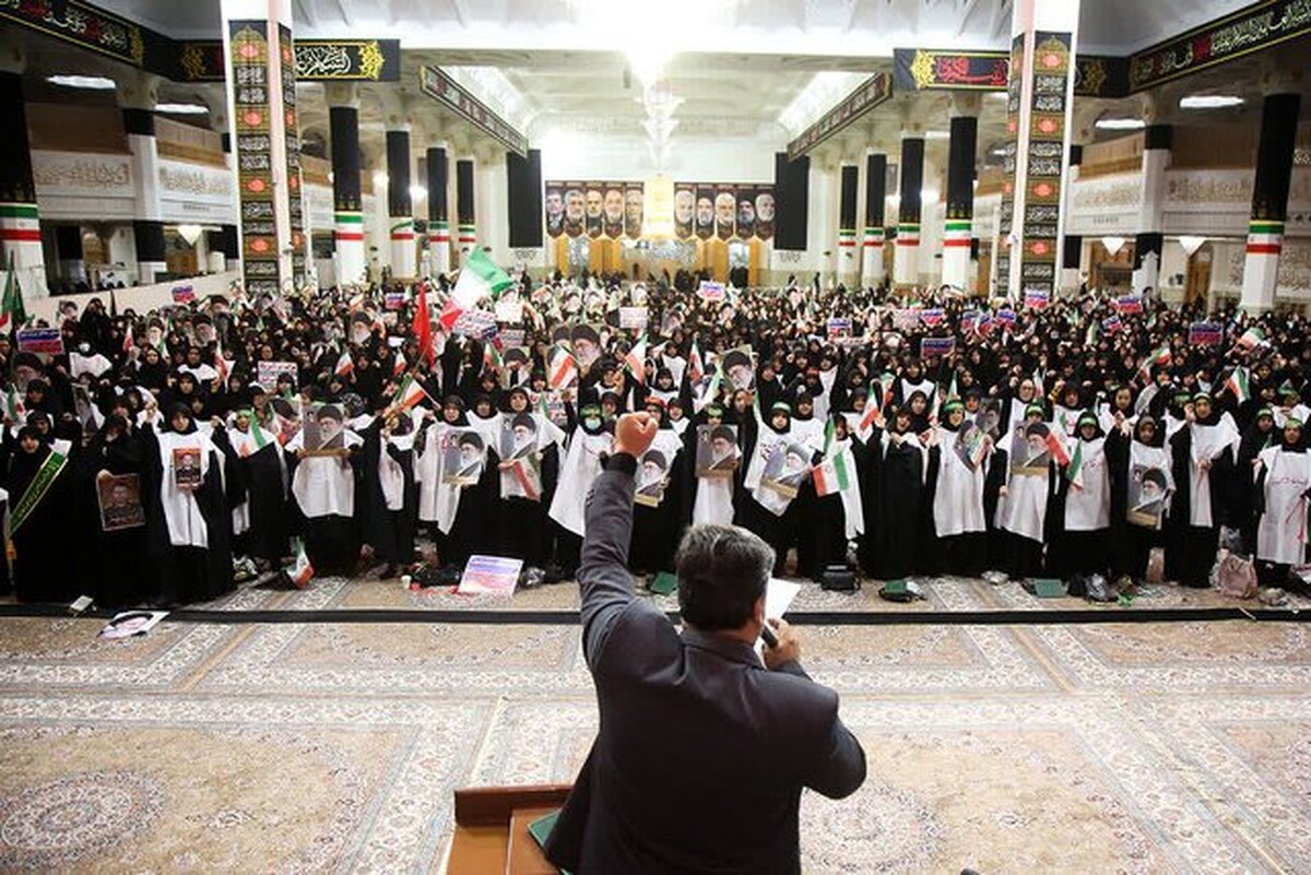 همایش رهروان زینبی با حضور بیش از ۳ هزار بانوی قمی برگزار شد