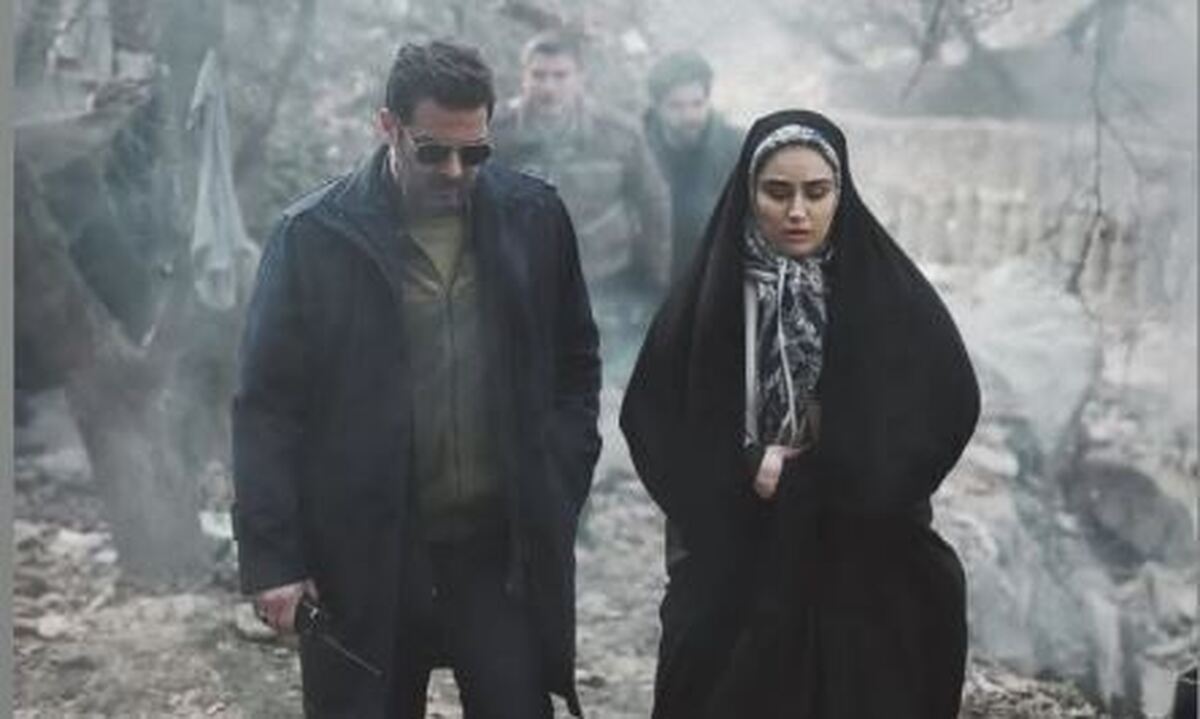 ژست غمبرک زده هانیه غلامی با استایل سر تا پا سیاه پوش