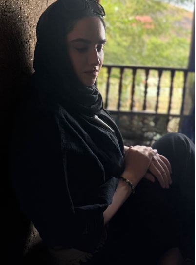 ژست غمبرک زده هانیه غلامی با استایل سر تا پا سیاه پوش
