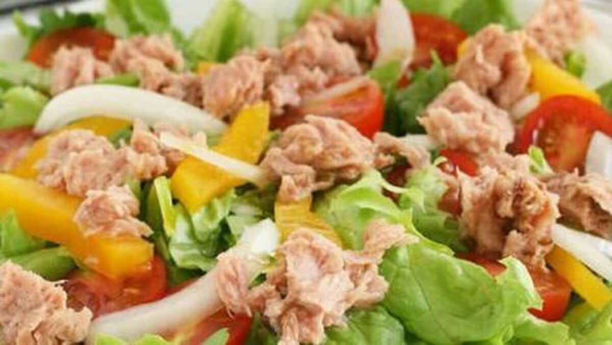 رسپی تهیه سالاد تن ماهی با سس مخصوص لیمو