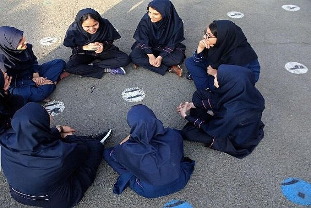 چرا نوجوانان از خانواده فاصله می‌گیرند و جذب دوستانشان می‌شوند؟