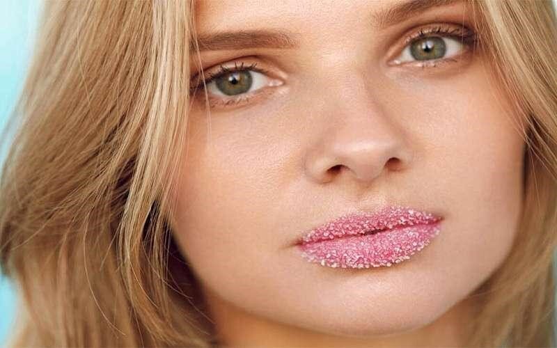 لایه‌برداری ملایم لب‌ها با ۴ اسکراب خانگی