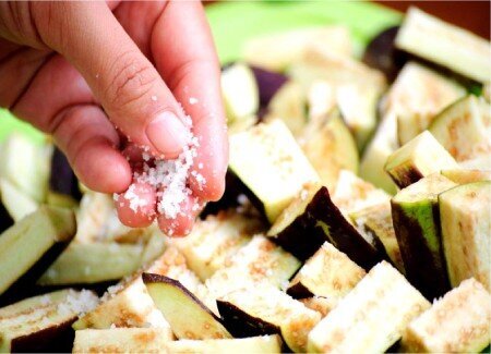 چگونه تلخی خورشت بادمجان را بگیریم؟