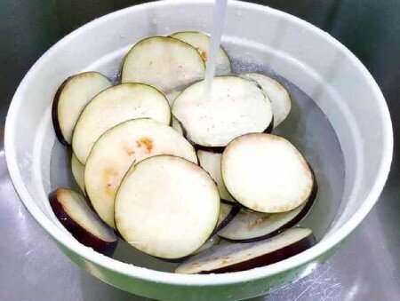 چگونه تلخی خورشت بادمجان را بگیریم؟