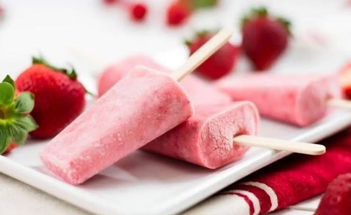 چگونه در منزل بستنی توت فرنگی درست کنیم؟