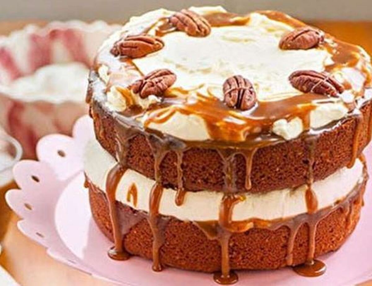 آموزش مرحله به مرحله پخت کیک ماست و گردو با شکر قهوه‌ای و ادویه مخصوص