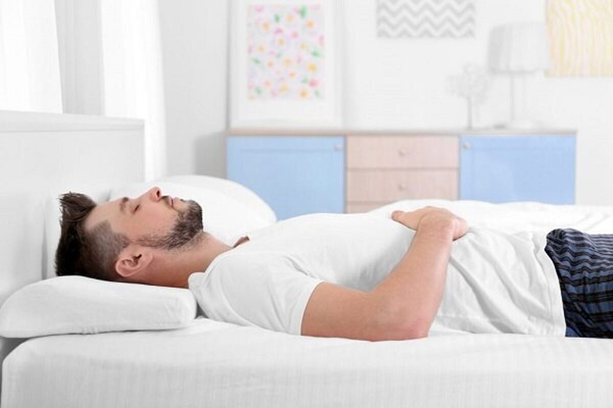 به پشت خوابیدن از چروک شدن پوست صورت جلوگیری میکند!