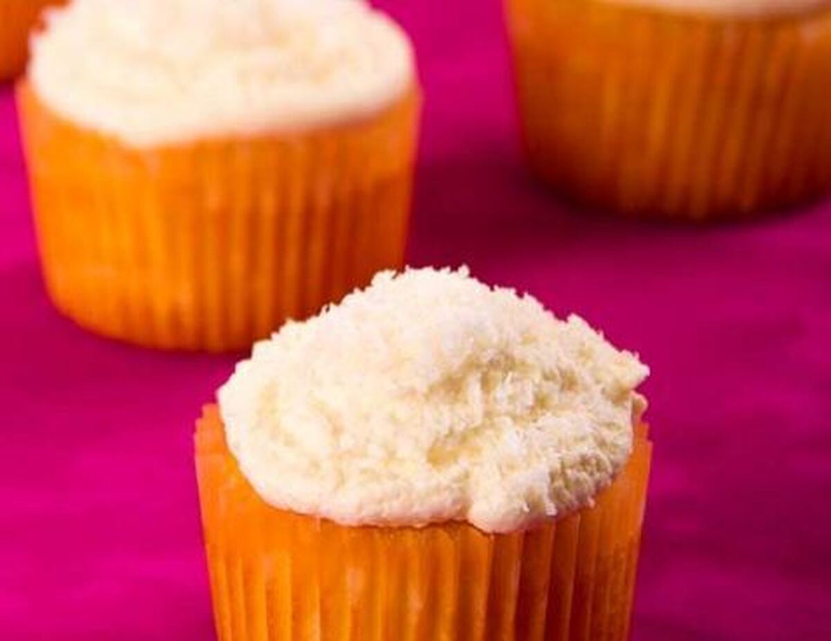 کاپ کیک نارگیلی مناسب برای مهمانی و دورهمی‌های دوستانه حسابی کنار چای می‌چسبد