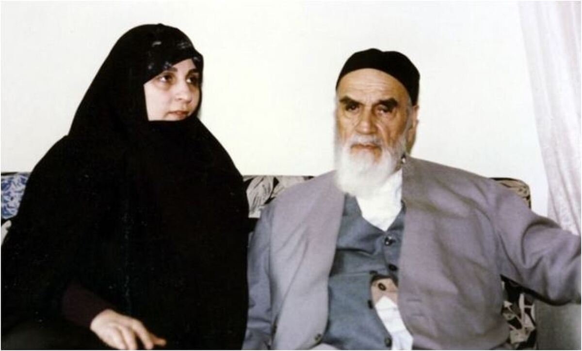 قاب خانوادگی کمتر دیده شده از امام خمینی کنار عروسش