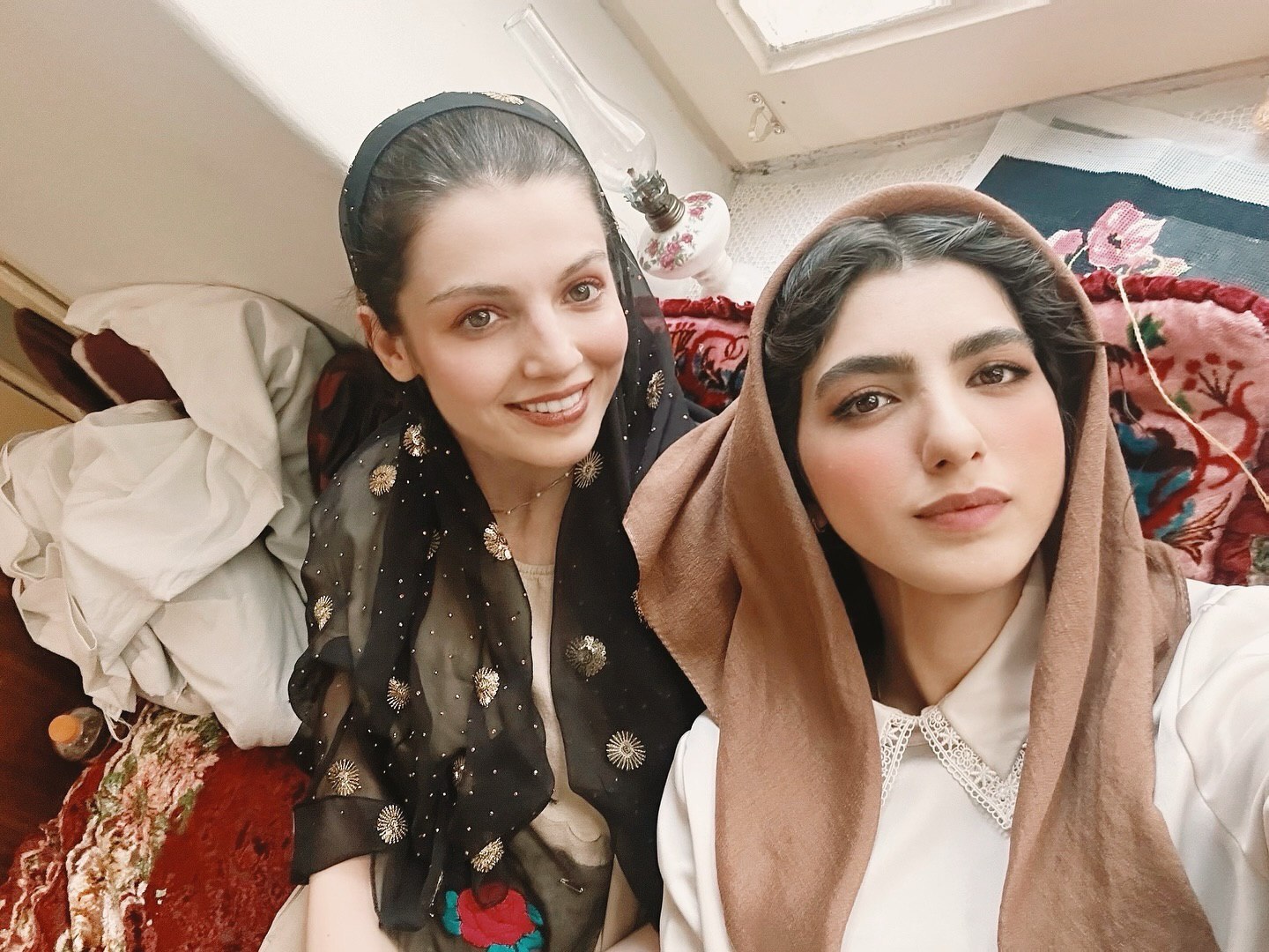 سلفی دوست داشتنی بنفشه ریاضی و مهسا حجازی در پشت صحنه «تاسیان»