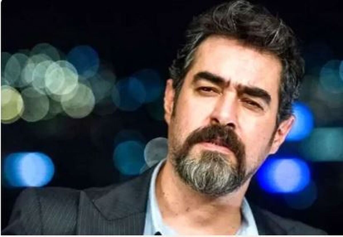 ژست خندان شهاب حسینی در کنار ریش سفیدان محله! +عکس