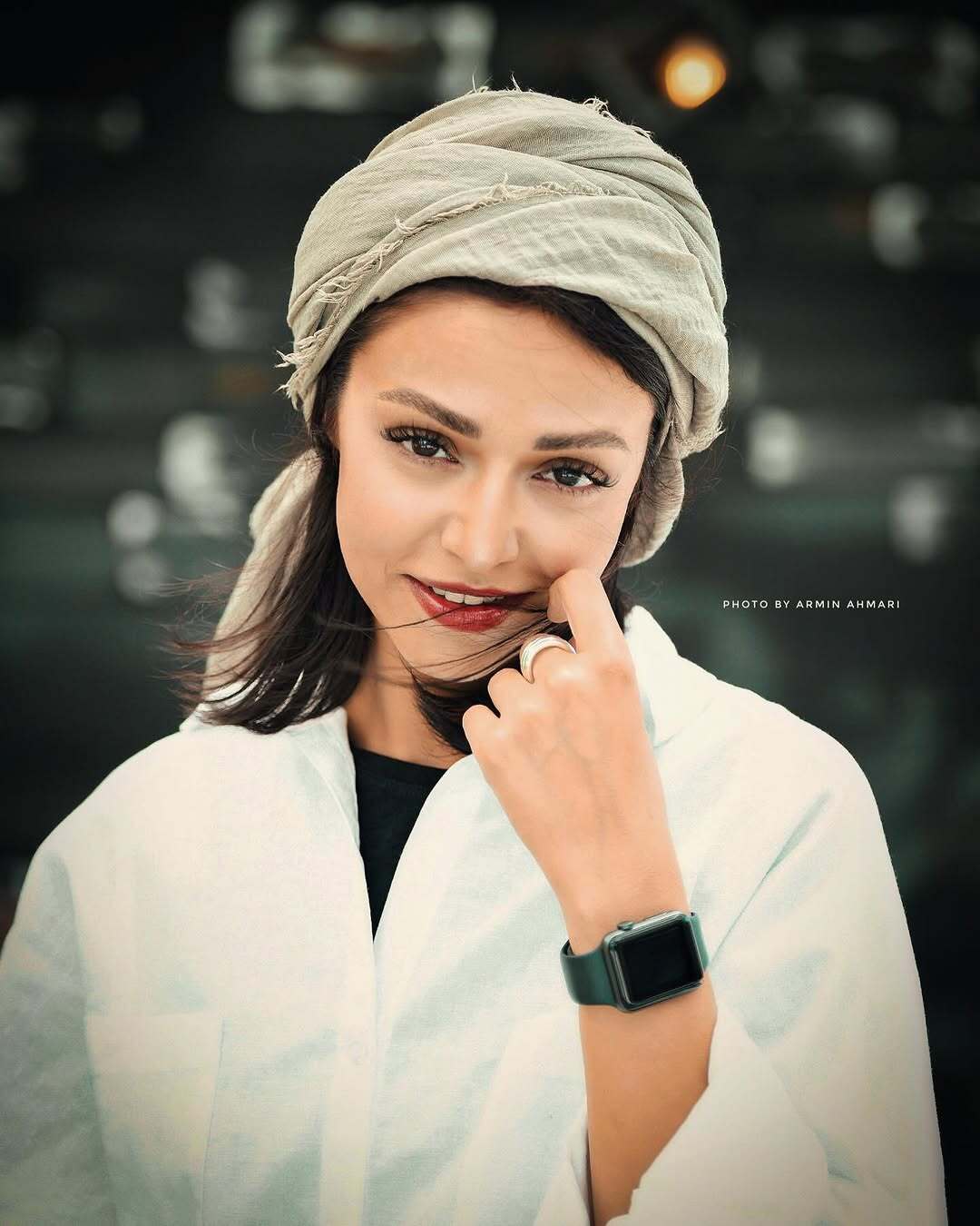 ژست اغواگرانه سوگل خلیق با مو‌های پریشان!