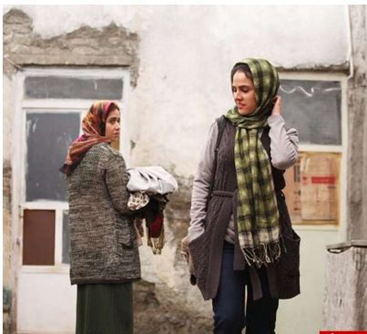 قهوه نوشیدن معصومه رحمانی روی یک مبل در وسط خیابان! +عکس