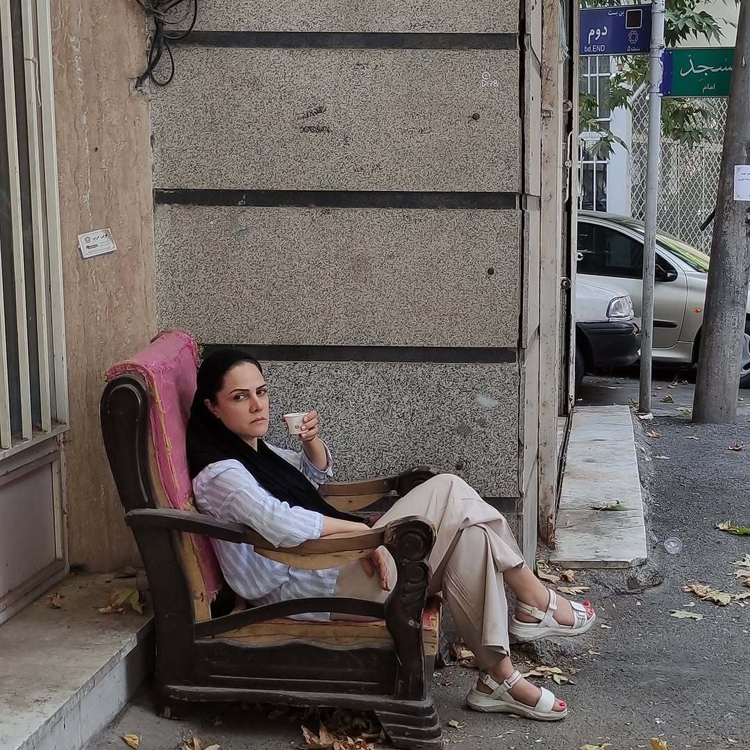 قهوه نوشیدن معصومه رحمانی روی یک مبل در وسط خیابان! +عکس